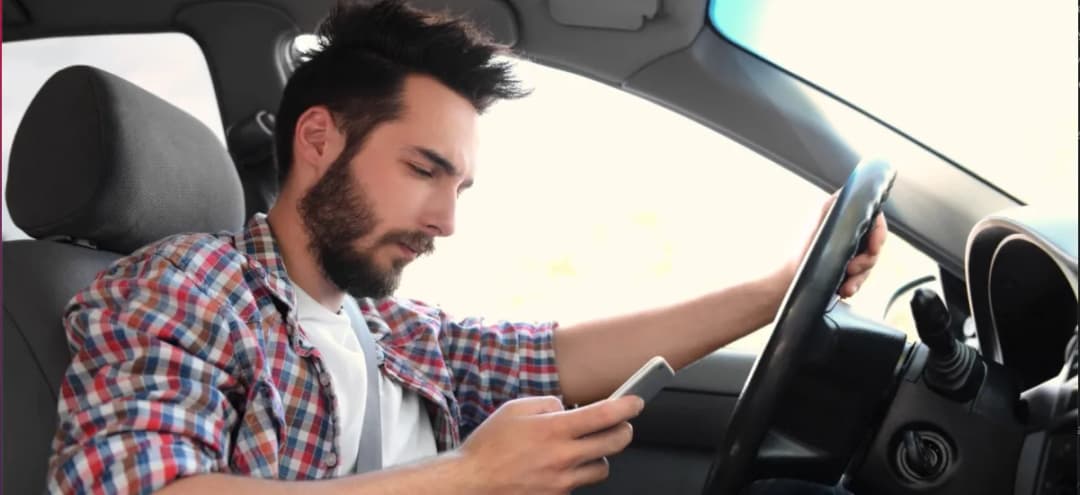 Ile mandatu za telefon w samochodzie? Sprawdź kary i uniknij wysokich opłat