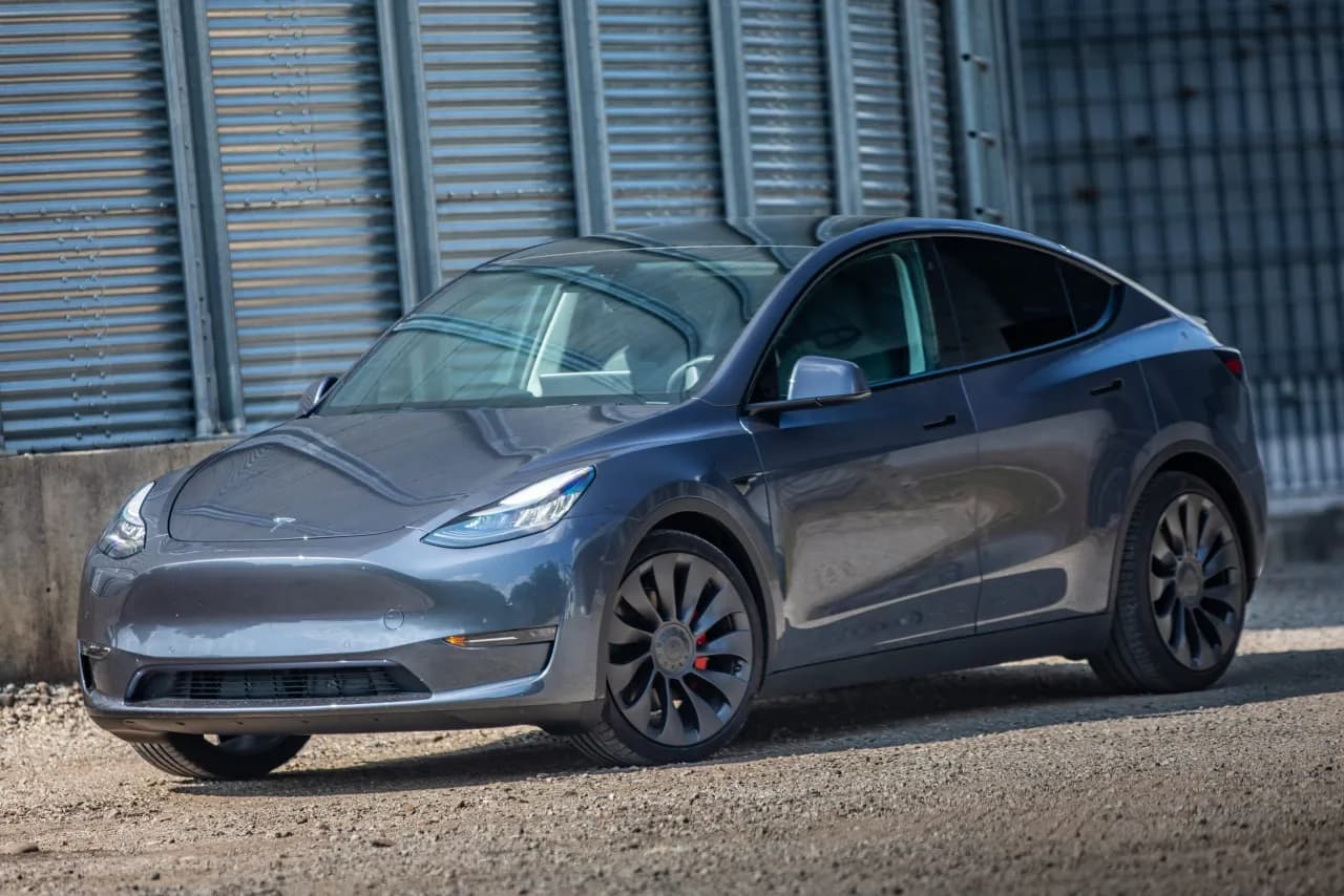 Ile waży Tesla Y? Sprawdź wagę każdej wersji i porównaj z konkurencją