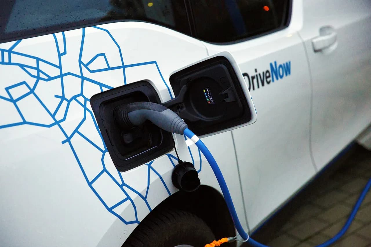 Jak ładować samochód elektryczny w bloku – praktyczne rozwiązania i porady