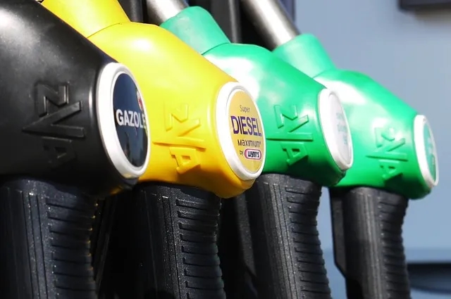 Ile naprawdę kosztuje tankowanie samochodu elektrycznego? Porównanie z benzyną
