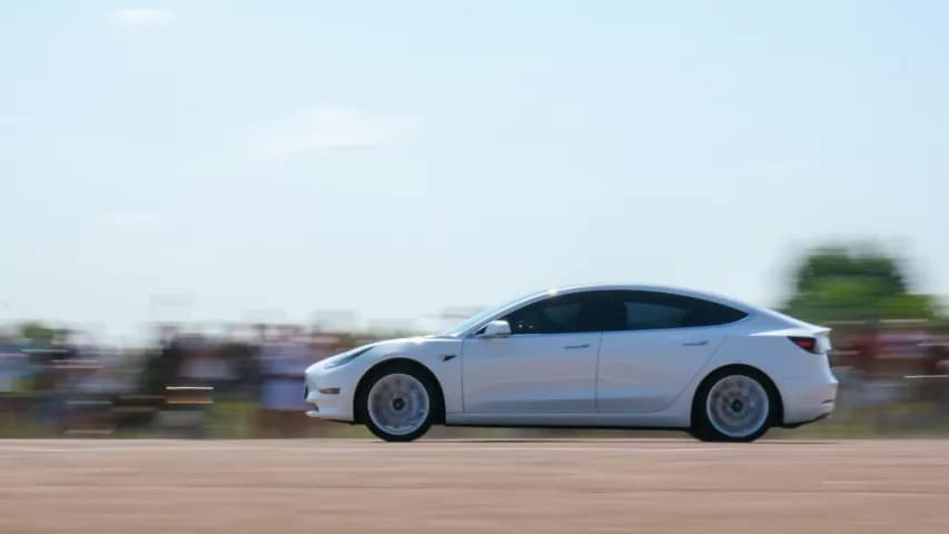 Tesla ile przejedzie na jednym ładowaniu? Realny zasięg i jak go zwiększyć