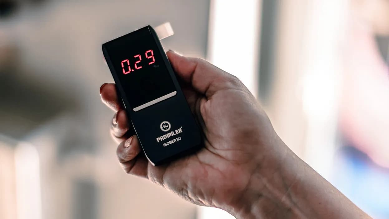 Alkomat półprzewodnikowy czy elektrochemiczny – który wybrać, by uniknąć błędów?