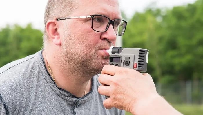 Czy pracodawca może legalnie zbadać pracownika alkomatem? Sprawdź swoje prawa!