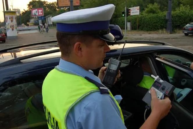 Czy policja może badać alkomatem w domu? Sprawdź swoje prawa