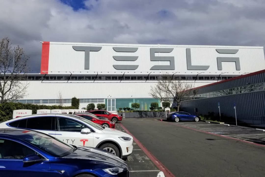 Tesla co to jest? Wszystko o firmie, samochodach elektrycznych i technologii