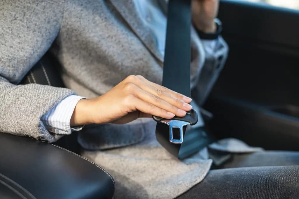 Dlaczego warto zapinać pasy bezpieczeństwa? Ochrona życia i uniknięcie kar