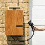 Ile kW ma mieć wallbox, żeby ładować szybko i bezpiecznie w domu? Domowa ładowarka do auta elektrycznego na ceglanej ścianie