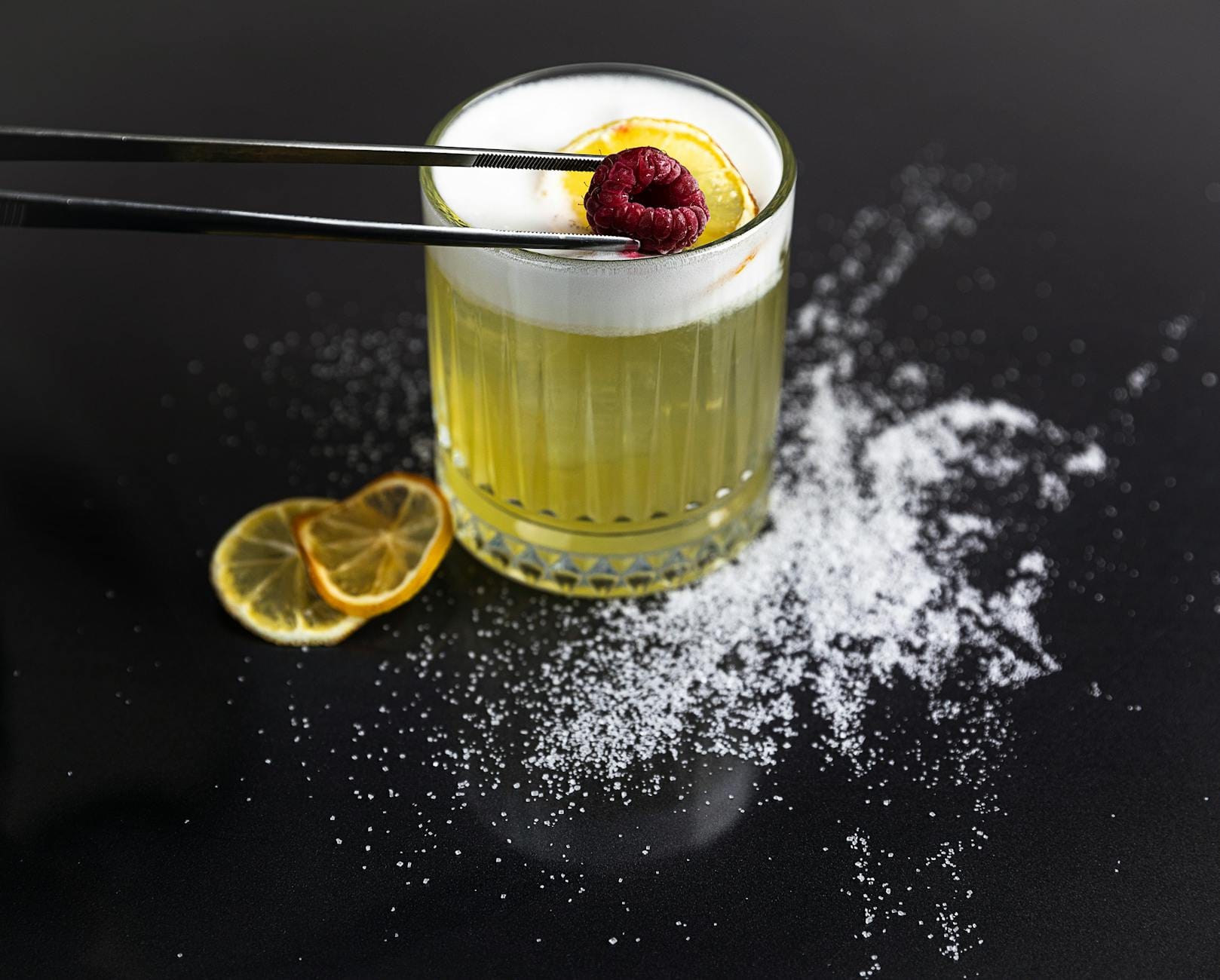 Koktajl z cytryną i maliną na czarnym tle zbliżenie