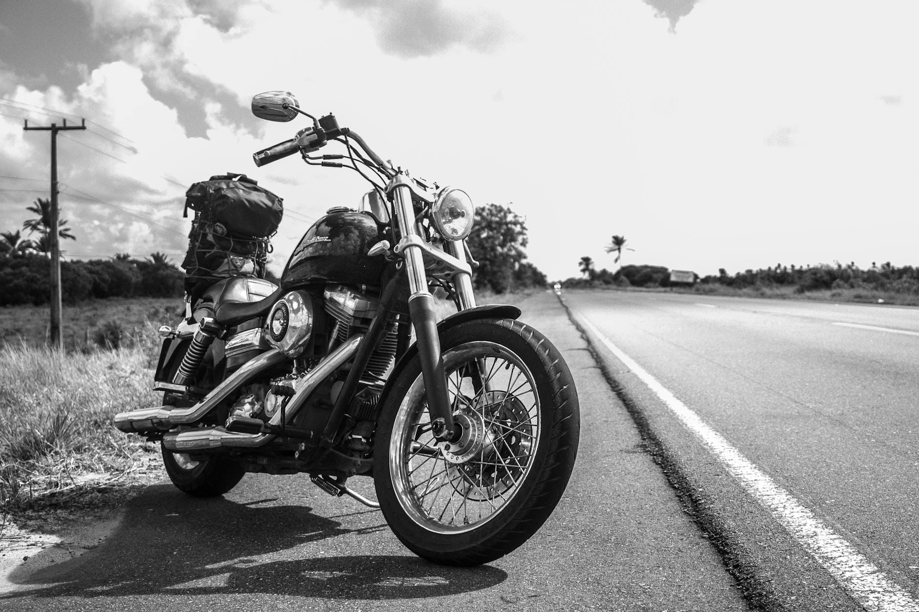 Klasyczny motocykl na wiejskiej drodze gotowy do dalszej podróży