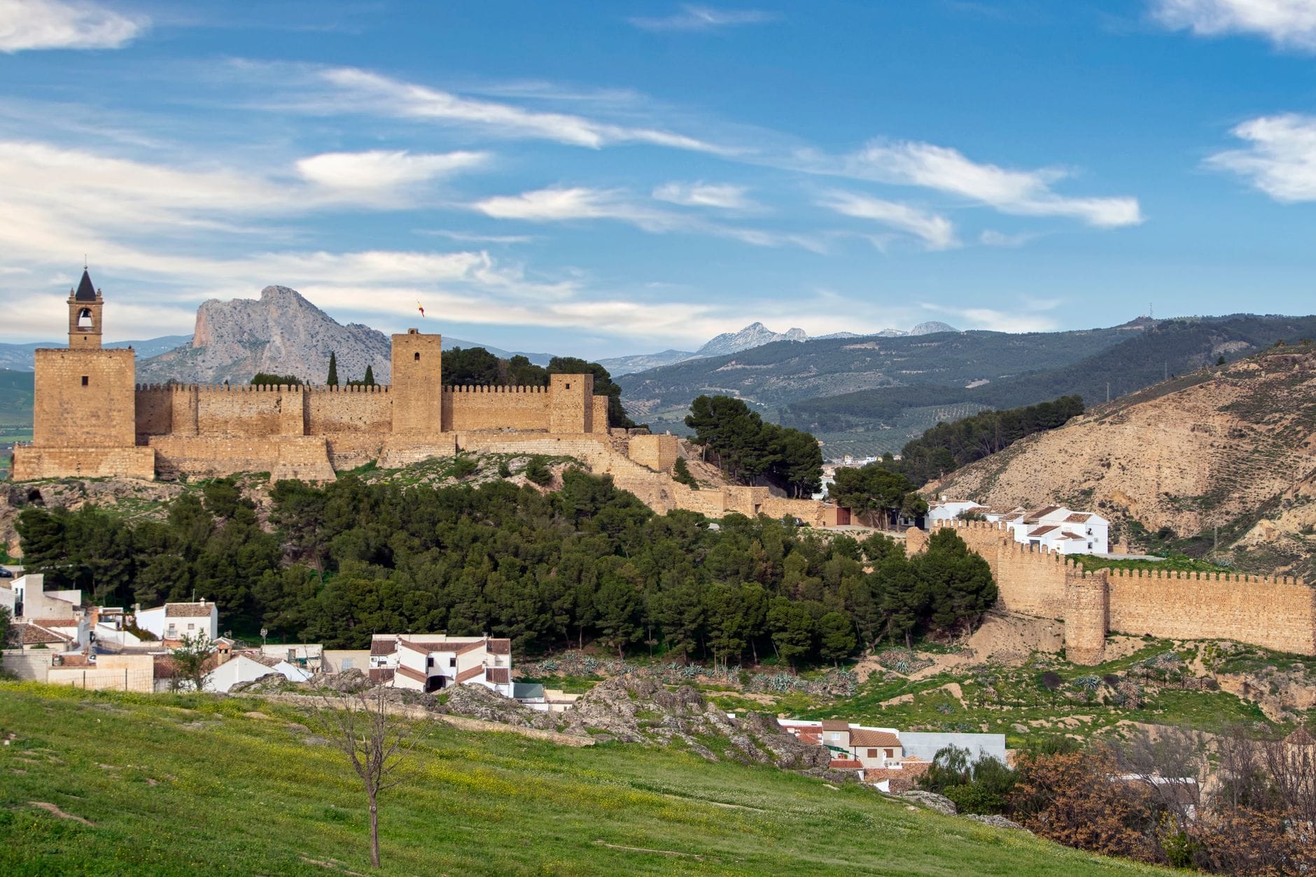 Twierdza Alcazaba w Antequerze na wzgórzu pośród wiejskiego krajobrazu
