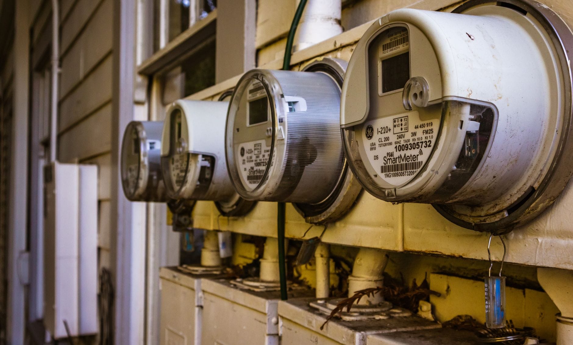 Kilka inteligentnych liczników energii na zewnętrznej ścianie budynku