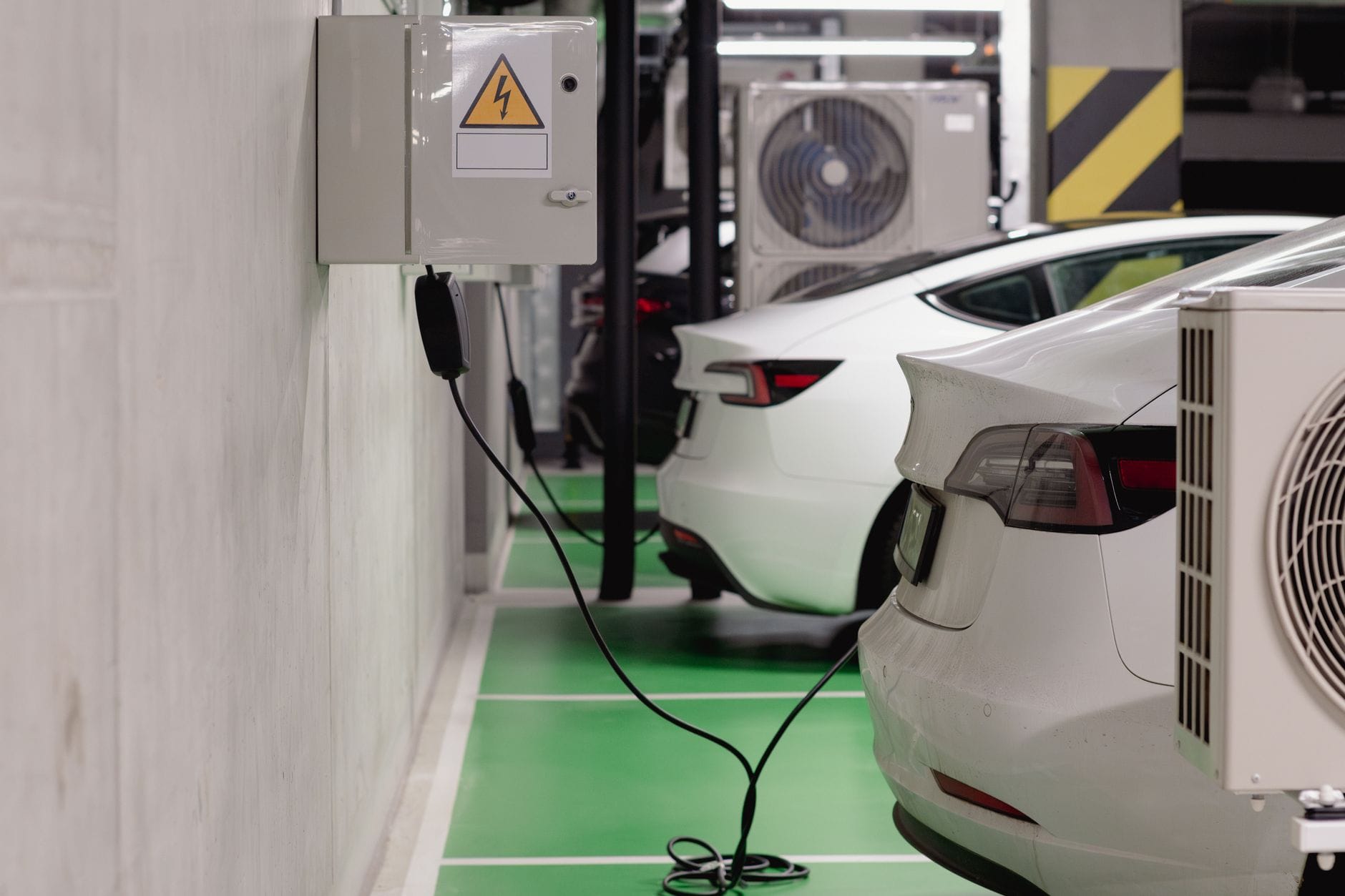 Elektryczne auta ładujące się na stacji w podziemnym garażu