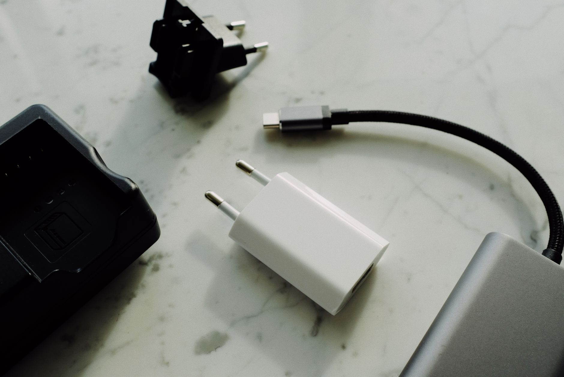 Czy adapter CHAdeMO na CCS2 do Nissana Leaf działa i czy warto go kupić? Czy adapter CHAdeMO na CCS2 do Nissana Leaf działa i czy warto go kupić?