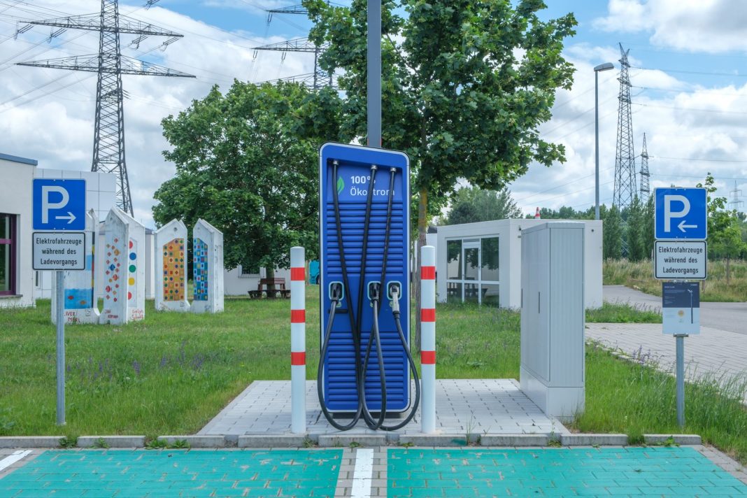 Publiczna stacja ładowania samochodów elektrycznych w ekologicznym stylu Publiczna stacja ładowania samochodów elektrycznych w ekologicznym stylu