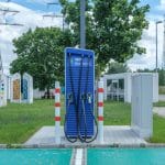 Publiczna stacja ładowania samochodów elektrycznych w ekologicznym stylu