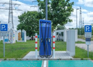 Ładowanie elektryka na autostradzie: jak wybrać stację na postój? Publiczna stacja ładowania samochodów elektrycznych w ekologicznym stylu